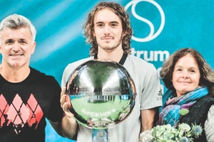 Gia đình Tsitsipas mừng danh hiệu ATP đầu tiên của con trai tại Stockholm năm 2018.