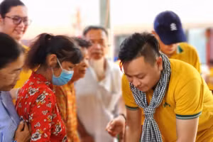  Ông Trần Huy Diễn – Chủ nhiệm câu lạc bộ Ban mai xanh trong chuyến tình nguyện về tỉnh Vĩnh Long