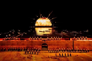 Chương trình nghệ thuật “Dòng sông kể chuyện” của Lễ hội Sông nước TP.HCM năm ngoái. Ảnh: Khánh Băng