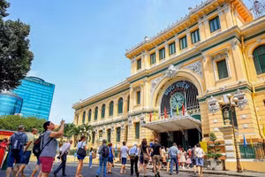Du khách nước ngoài tham quan Bưu điện TPHCM.