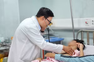 BS.CKI Trần Đại Phú - khoa Ngoại thận - Tiết niệu, Bệnh viện Nhi đồng 1 (TPHCM) đang thăm khám lại cho bệnh nhân T.A trước khi xuất viện