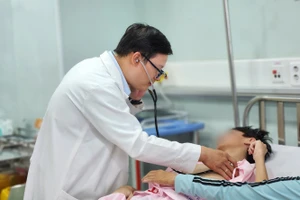 BS.CKI Trần Đại Phú - khoa Ngoại thận - Tiết niệu, Bệnh viện Nhi đồng 1 (TPHCM) đang thăm khám lại cho bệnh nhân T.A trước khi xuất viện