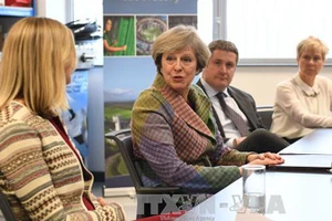 Thủ tướng Anh Theresa May (giữa) tại cuộc họp ở Warrington, Anh ngày 23/1. Ảnh: AFP/TTXVN