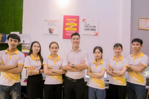 Doanh nhân 9X Nguyễn Văn Mạnh (đứng giữa) và cộng sự.
