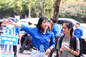 Đoàn viên thanh niên tham gia hoạt động Tiếp sức mùa thi. (Ảnh minh hoạ/INT)