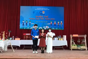 Đồng chí Phùng Thị Hồng Chuyên - Phó Bí thư Tỉnh đoàn Phú Thọ trao giải Nhất cuộc thi sáng tạo trẻ.