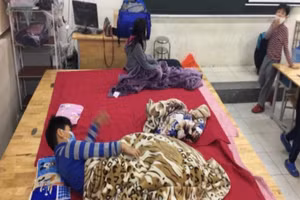 Hình ảnh học sinh ớp 3E Trường Tiểu học Xuân Phương - Nam Từ Liêm - Hà Nội buổi đầu cách li do Covid-19 gây xúc động. (nguồn: Internet)