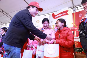 Đại diện lãnh đạo Vietjet tặng quà các gia đình có hoàn cảnh khó khăn tại Lào Cai.