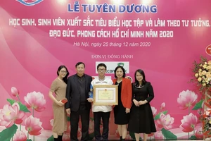 Mai Trung Hiếu cùng gia đình trong Lễ tuyên dương học sinh giỏi.