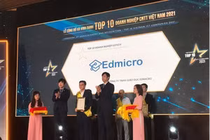 Ông Nguyễn Ngọc Quế - Tổng giám đốc công ty TNHH Giáo dục EdMicro nhận giải thưởng từ ban tổ chức.