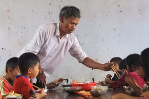 Thầy A Phiên chăm lo từng bữa ăn, giấc ngủ cho học trò. Ảnh tư liệu