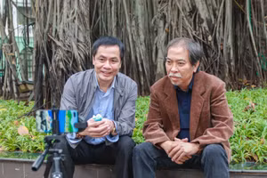 Nhà thơ Nguyễn Quang Thiều - Chủ tịch Hội Nhà văn Việt Nam (áo nâu) và Nhà thơ Hữu Việt.