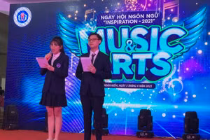 Học sinh của trường đảm đương vai trò MC song ngữ.