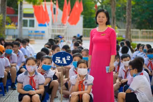 Cô Vũ Thị Thu Hương bên học trò.
