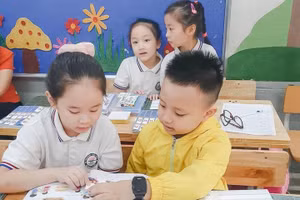 Học sinh lớp 1, trường Tiểu học Đông Thái (Tây Hồ, Hà Nội).