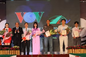 Nhà báo Nguyễn Văn Quang (thứ 3 từ trái qua) trong một lần nhận giải báo chí. (Ảnh: NVCC)