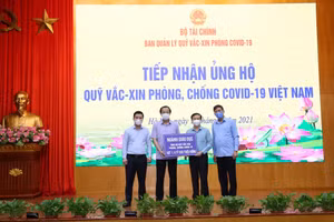 Thứ trưởng Phạm Ngọc Thưởng thay mặt ngành Giáo dục ủng hộ 4,5 tỷ đồng cho Quỹ Vắc-xin phòng, chống Covid-19.