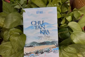 Bìa cuốn trường ca “Chư Tan Kra mây trắng”.