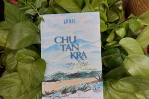 Bìa cuốn trường ca “Chư Tan Kra mây trắng”.