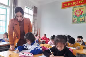 Cô và trò lớp 1B Trường Tiểu học Nguyễn Xuân Thiều - Đức Thọ - Hà Tĩnh. (Ảnh minh hoạ.)