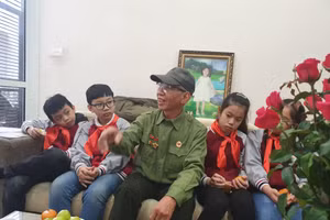 Học sinh Trường Tiểu học Đông Thái thăm và tặng quà cán bộ lão thành cách mạng. (Ảnh: NVCC)