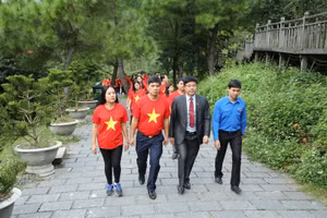 Thầy và trò Trường THPT Trần Nguyên Hãn viếng mộ Đại tướng Võ Nguyên Giáp. (Ảnh: NVCC)