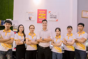  Doanh nhân 9X Nguyễn Văn Mạnh (đứng giữa) và cộng sự.