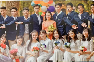 Cô Phạm Phương Chi bên các học trò lớp 9. (Ảnh: NVCC)