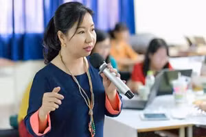 Chuyên gia Tô Thụy Diễm Quyên trong một buổi tập huấn giáo viên. Ảnh tư liệu