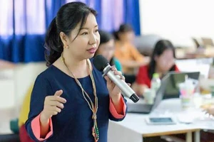 Chuyên gia Tô Thụy Diễm Quyên trong một buổi tập huấn giáo viên. Ảnh tư liệu