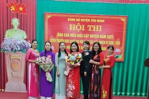 Cô Đặng Thị Kim Hoa (áo dài đỏ, đứng chính giữa) bên các đồng nghiệp (Ảnh: NVCC)