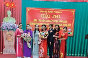 Cô Đặng Thị Kim Hoa (áo dài đỏ, đứng chính giữa) bên các đồng nghiệp (Ảnh: NVCC)