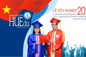 PGS.TS Lê Anh Phương trao bằng cho tân cử nhân Trần Thị Minh Tâm ngành Sư phạm Địa lý thủ khoa Trường ĐHSP Huế.