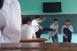 Thầy giáo ở Bắc Giang đấm đá học sinh ngay trên bục giảng. (Ảnh cắt từ clip).
