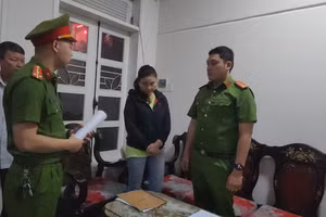 Cơ quan công an đọc lệnh bắt tạm giam đối với Lâm Thị Hồng Tâm (thứ 2 từ phải sang), thủ quỹ của Trường ĐH Bách khoa, ĐH Đà Nẵng.