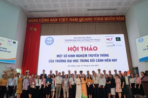 Các đại biểu tham gia Hội thảo Một số kinh nghiệm truyền thông của trường đại học trong bối cảnh hiện nay chụp ảnh lưu niệm. 