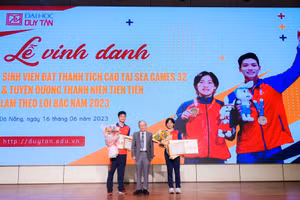 Nhà giáo Ưu tú Lê Công Cơ trao Giấy khen cho hai sinh viên Nguyễn Hữu Kim Sơn và Lê Thị Nhi.