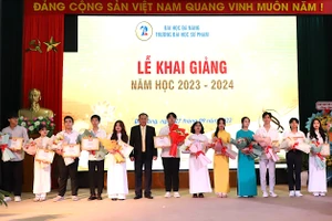 Hiệu trưởng Trường ĐH Sư phạm vinh danh, khen thưởng Thủ khoa Trường và các khoa. 