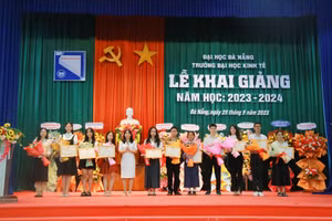 Đại diện Ban giám hiệu Trường ĐH Kinh tế, ĐH Đà Nẵng khen thưởng cho sinh viên trong lễ khai giảng. 