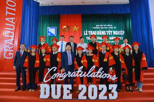 Các tân tiến sĩ chụp ảnh lưu niệm cùng thầy cô giáo tại Lễ trao bằng tốt nghiệp. 