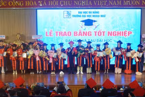 Trường ĐH Ngoại ngữ, ĐH Đà Nẵng khen thưởng các học viên có kết quả tốt nghiệp đạt loại Giỏi. 