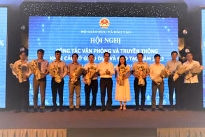 Thứ trưởng Bộ GD&ĐT Hoàng Minh Sơn tặng hoa Chánh văn phòng một số Sở GD&ĐT mới nhận nhiệm vụ. 