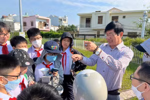 Học sinh khối lớp 7, Trường THCS Lý Thường Kiệt (quận Hải Châu, TP Đà Nẵng) với giờ học thực tế tại Đài khí tượng thủy văn Trung Trung Bộ với bài học tích hợp nội dung giáo dục ứng phó với biến đổi khí hậu và phòng chống thiên tai trong phân môn Địa lí. 