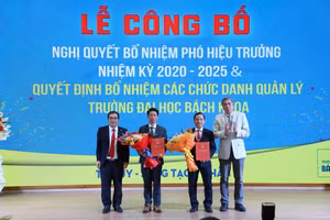 Chủ tịch Hội đồng trường và Hiệu trưởng Trường ĐH Bách khoa, ĐH Đà Nẵng trao Nghị quyết bổ nhiệm Phó Hiệu trưởng. 