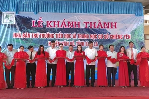 Lễ cắt băng khánh thành Trường Tiểu học - THCS Chiềng Yên (Vân Hồ, Sơn La). Ảnh: Sở GD&ĐT Đà Nẵng. 