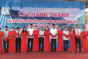 Lễ cắt băng khánh thành Trường Tiểu học - THCS Chiềng Yên (Vân Hồ, Sơn La). Ảnh: Sở GD&ĐT Đà Nẵng. 