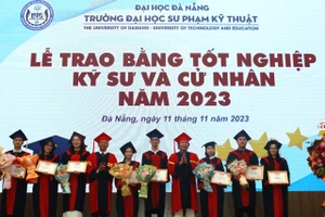 Trường ĐH Sư phạm Kỹ thuật tuyên dương, khen thưởng sinh viên tốt nghiệp loại xuất sắc. 