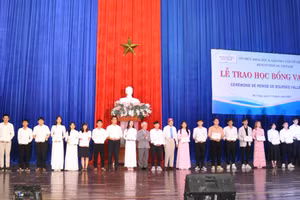 Học sinh, sinh viên nhận học bổng Vallet trước khi bước vào năm học 2023 - 2024. 