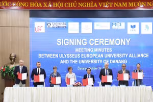Đại diện ĐH Đà Nẵng ký kết biên bản hợp tác toàn diện với Liên minh các trường đại học châu Âu.