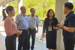 Đoàn kiểm tra số 3 của Bộ GD&ĐT do Thứ trưởng Bộ GD&ĐT Ngô Thị Minh làm trưởng đoàn kiểm tra cơ sở vật chất điểm chấm thi tự luận tại Đà Nẵng. 